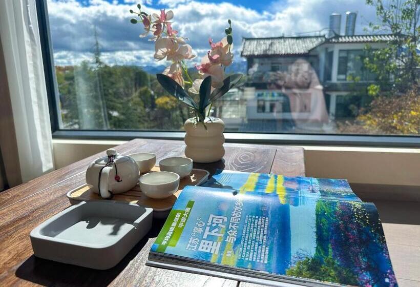 پانسیون Lijiang Painted Mountain Cloud House Boutique B&b