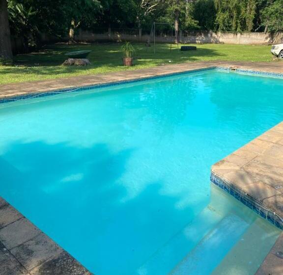 بنسيون M D J Hayfields Guest House