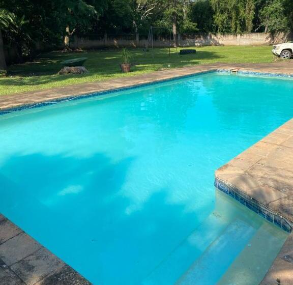 بنسيون M D J Hayfields Guest House