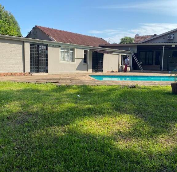 بنسيون M D J Hayfields Guest House