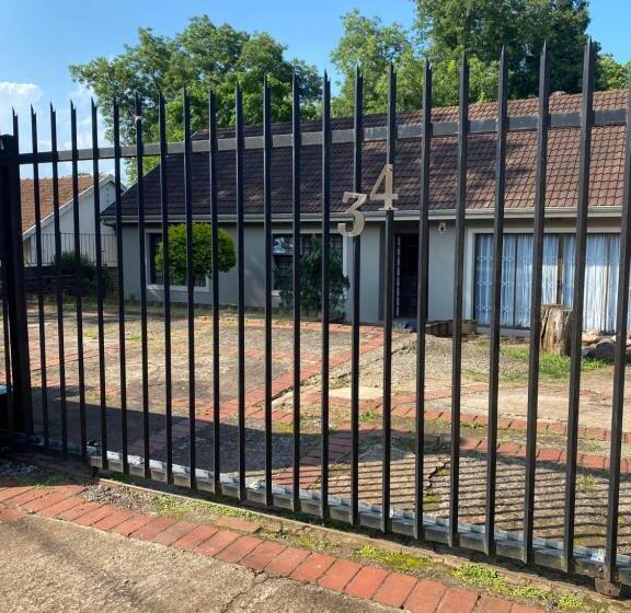 بنسيون M D J Hayfields Guest House