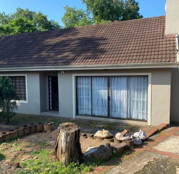 بنسيون M D J Hayfields Guest House