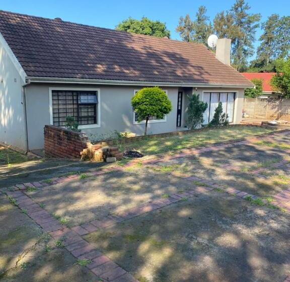 بنسيون M D J Hayfields Guest House