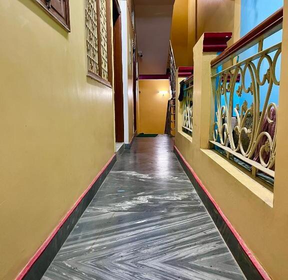 פנסיון Trilok Residency   Dashashwamedh Varanasi