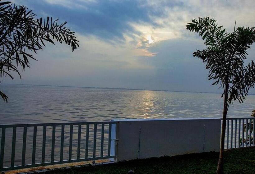 Vembanad Village Backwater Resort