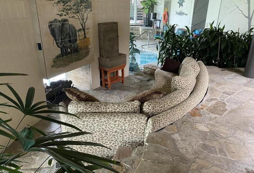 مبيت وإفطار Roundhouse Grotto