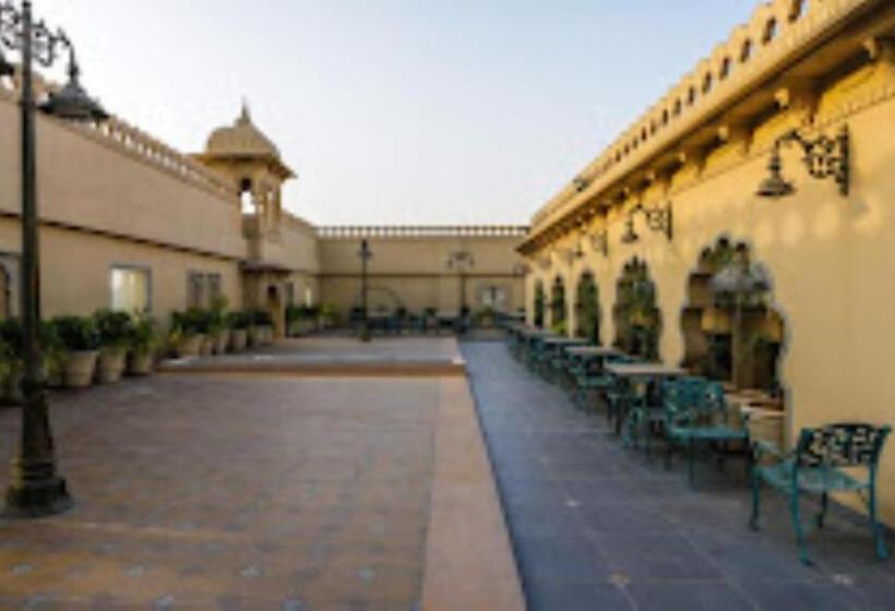 בית מלון כפרי Laxminarayan Club & Resort Vadodara