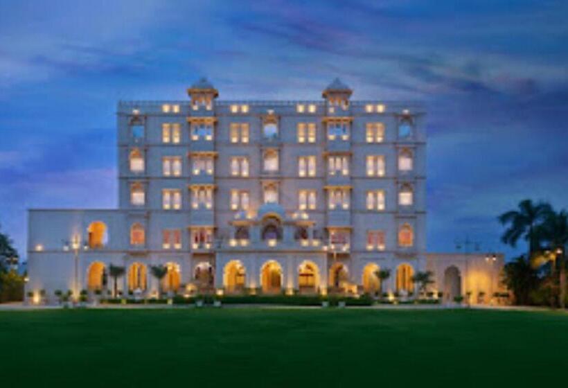 فندق Laxminarayan Club & Resort Vadodara