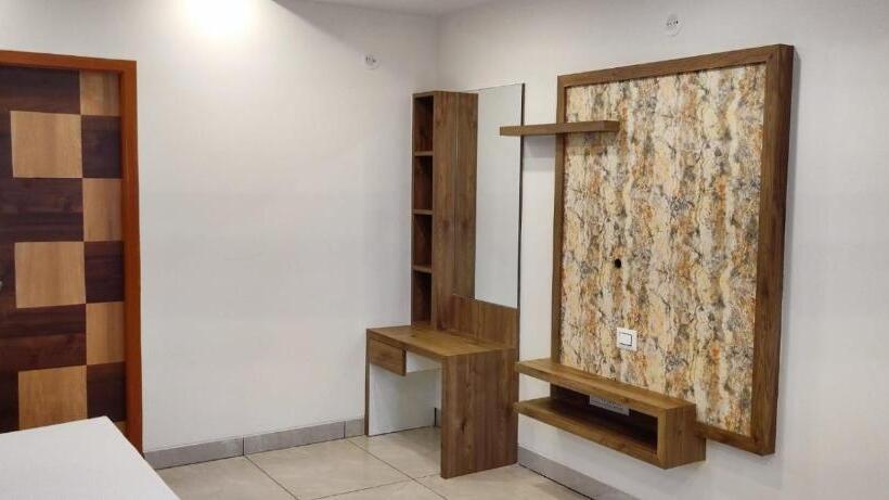 Hotel Rays Inn Boarding & Lodging