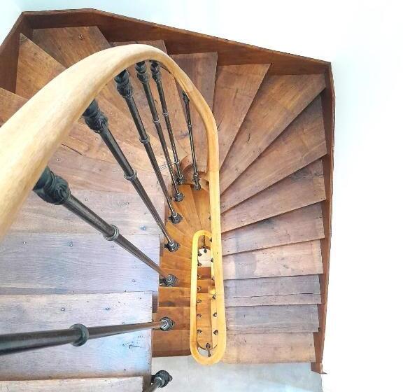 Le Bugatti Studio En Face De La Gare