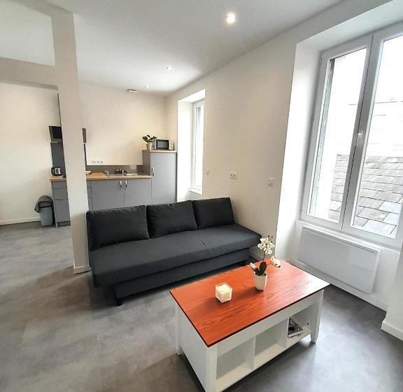 Le Bugatti Studio En Face De La Gare