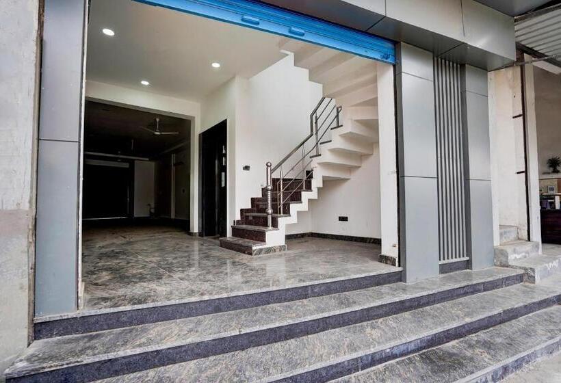 Oyo 82171 The Love Bird Hotel & Cafe