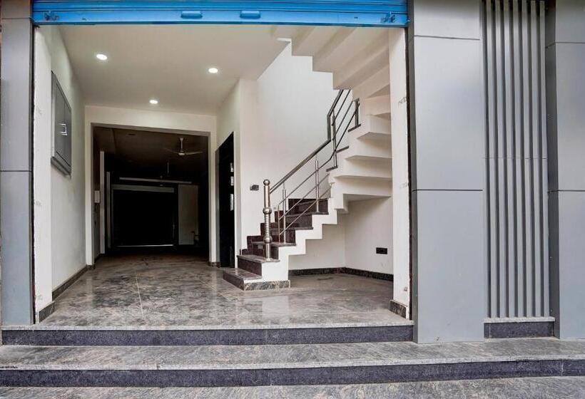 Oyo 82171 The Love Bird Hotel & Cafe