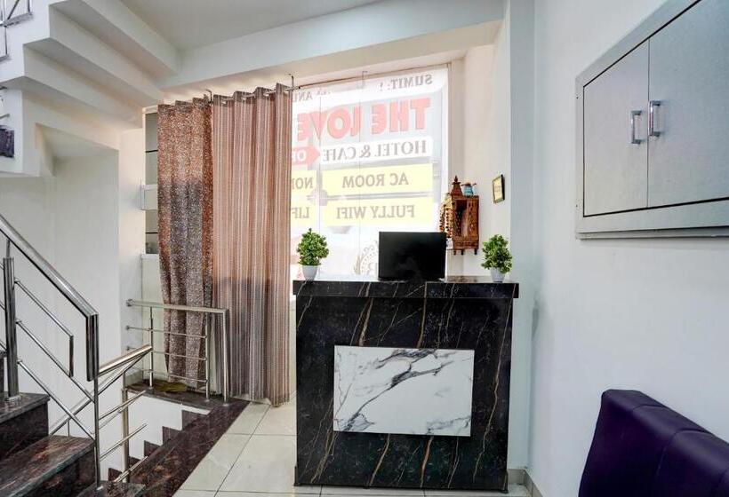 Oyo 82171 The Love Bird Hotel & Cafe