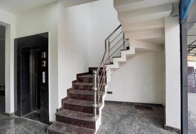 Oyo 82171 The Love Bird Hotel & Cafe