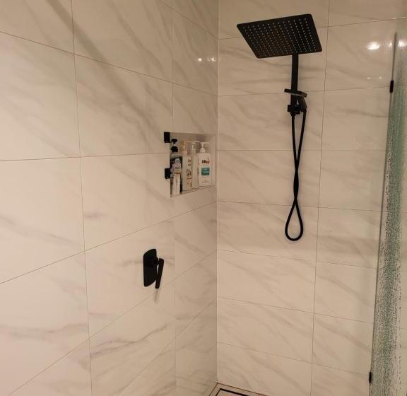 פנסיון Beautiful Home In Greensborough