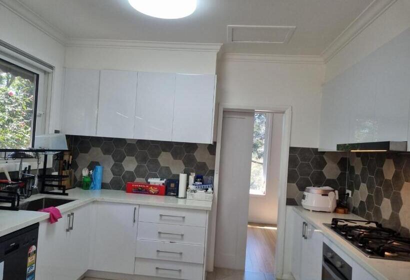 Пансион Beautiful Home In Greensborough