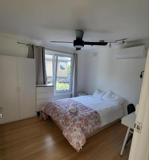 פנסיון Beautiful Home In Greensborough