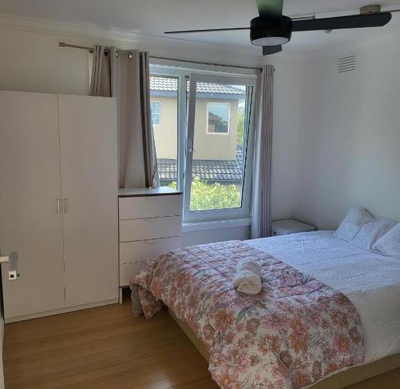 פנסיון Beautiful Home In Greensborough