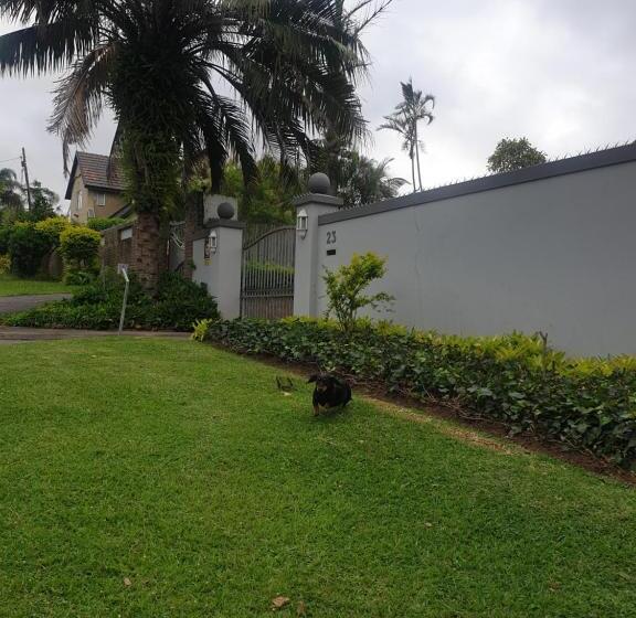 פנסיון Casa La Moore Self Catering Accomodation