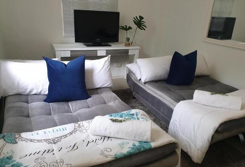 פנסיון Casa La Moore Self Catering Accomodation