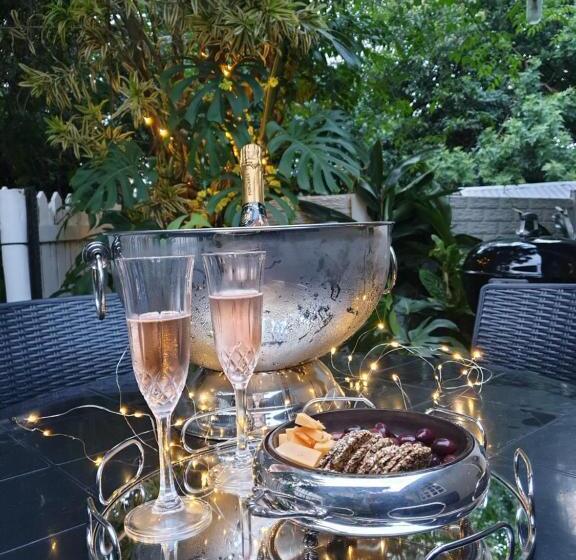 פנסיון Casa La Moore Self Catering Accomodation