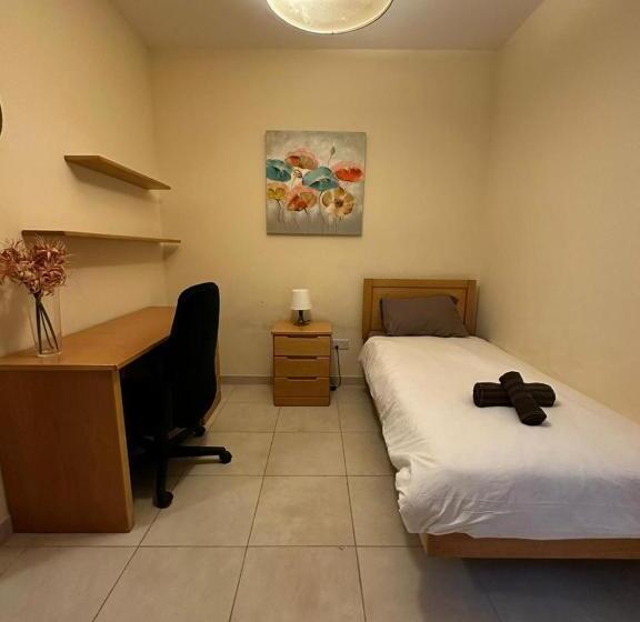 پانسیون Cozy Room With Private Study