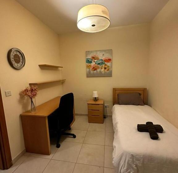 پانسیون Cozy Room With Private Study