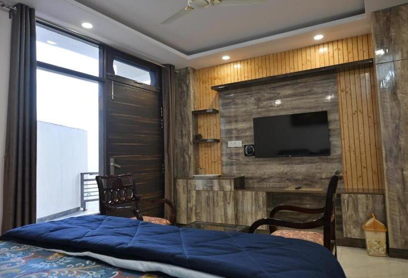 ペンション Hazelwood Kandaghat