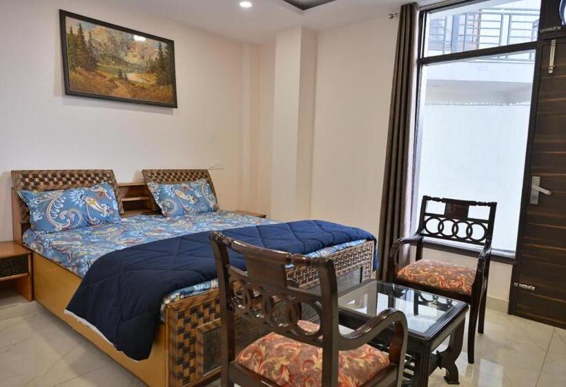 ペンション Hazelwood Kandaghat