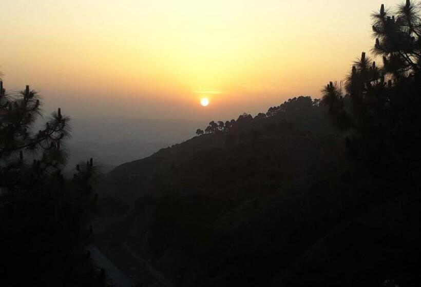 ペンション Hazelwood Kandaghat