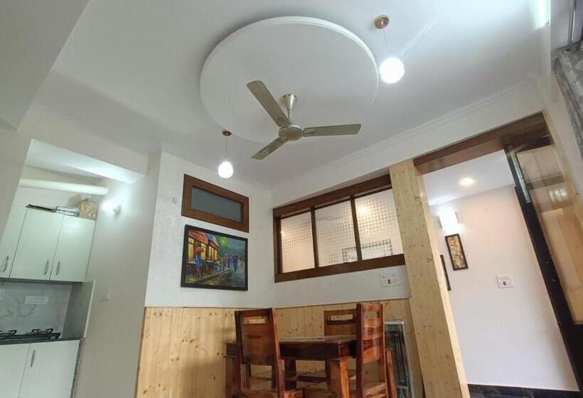 ペンション Hazelwood Kandaghat