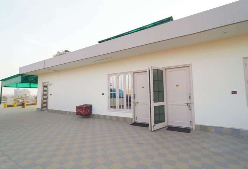 پانسیون Kalptaru Residency By Grb