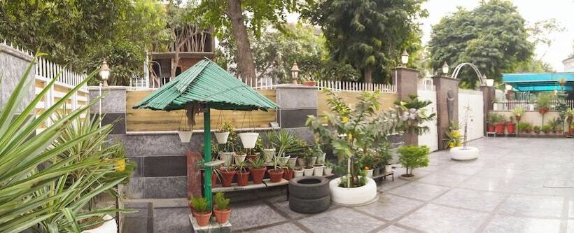 پانسیون Kalptaru Residency By Grb