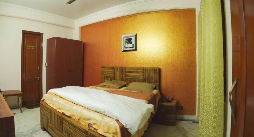 پانسیون Kalptaru Residency By Grb