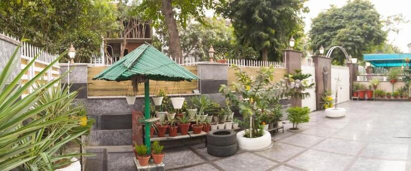 پانسیون Kalptaru Residency By Grb