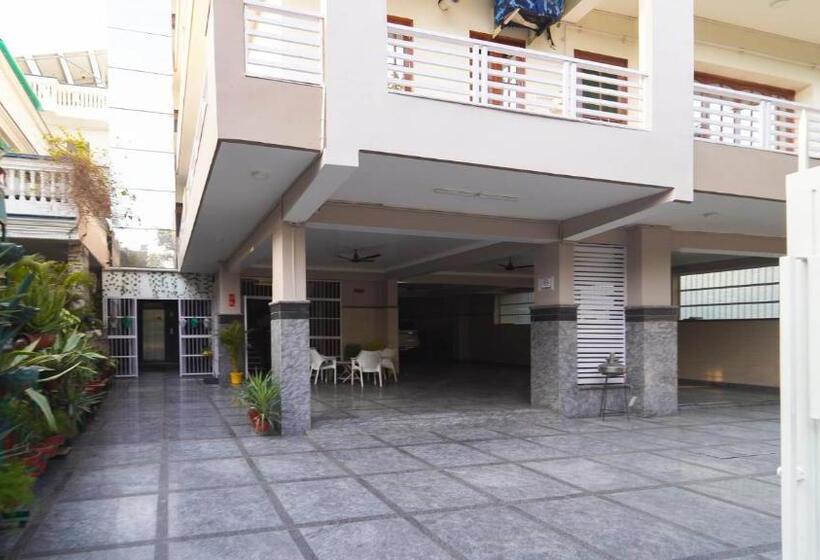 پانسیون Kalptaru Residency By Grb