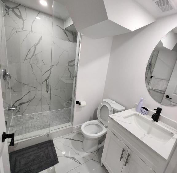 펜션 New Modern Room In Innisfil