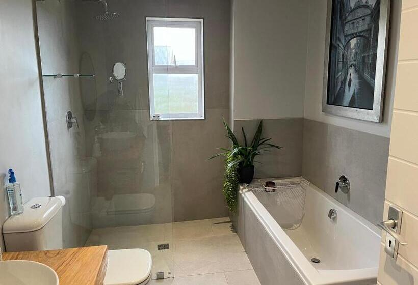 ペンション The Lily Suite