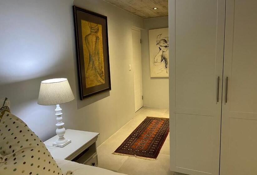 ペンション The Lily Suite