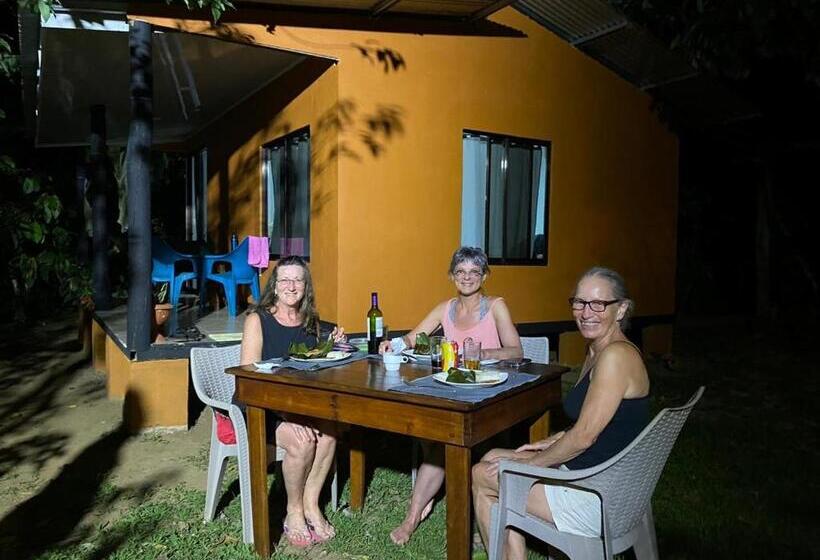 Bed and Breakfast Cabinas Corcovado Green Parrot, Los Planes Drake