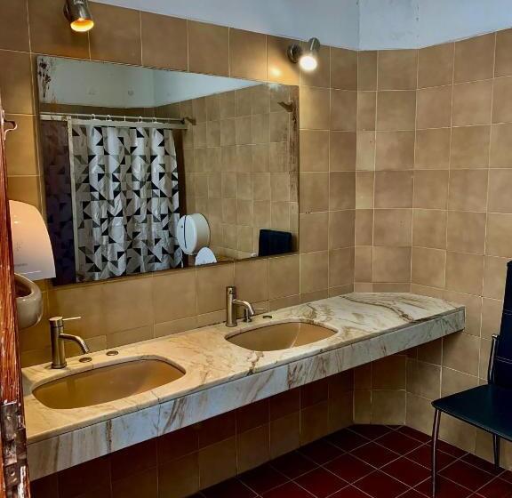 تختخواب و صبحانه Hostel Bohemian