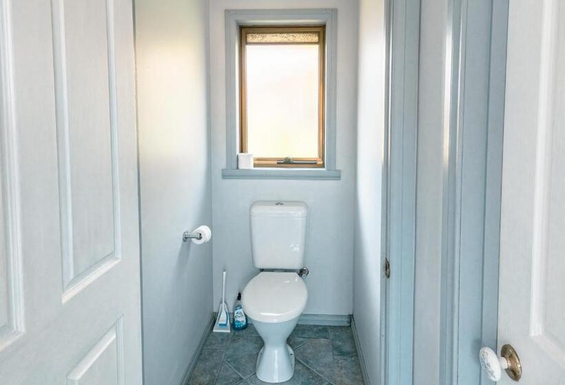 تختخواب و صبحانه Spacious Coastal Gem