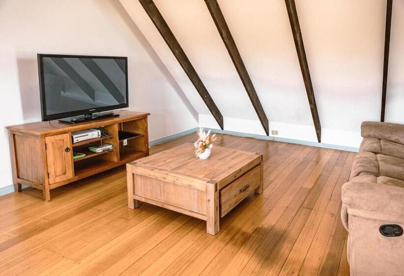 تختخواب و صبحانه Spacious Coastal Gem