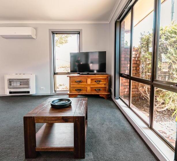 تختخواب و صبحانه Spacious Coastal Gem