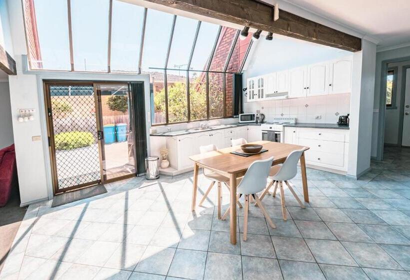 تختخواب و صبحانه Spacious Coastal Gem