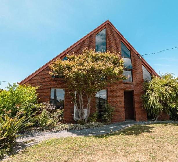 تختخواب و صبحانه Spacious Coastal Gem