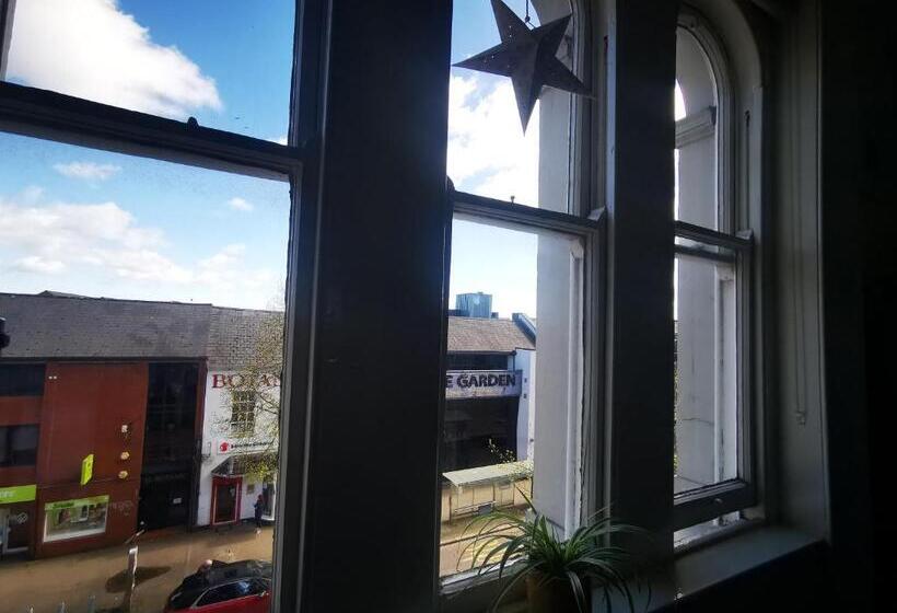 Botanic Avenue Hostel Less Than A Mile From The City Centre