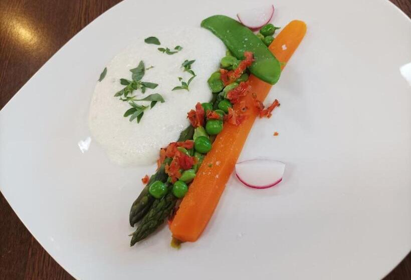 فندق Auberge De Mourjou