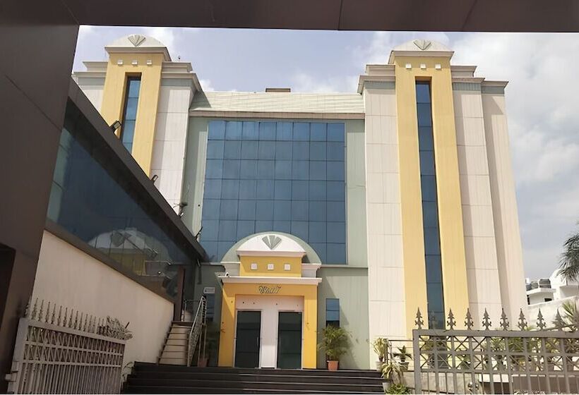 فندق Club 7 Resort And Banquets